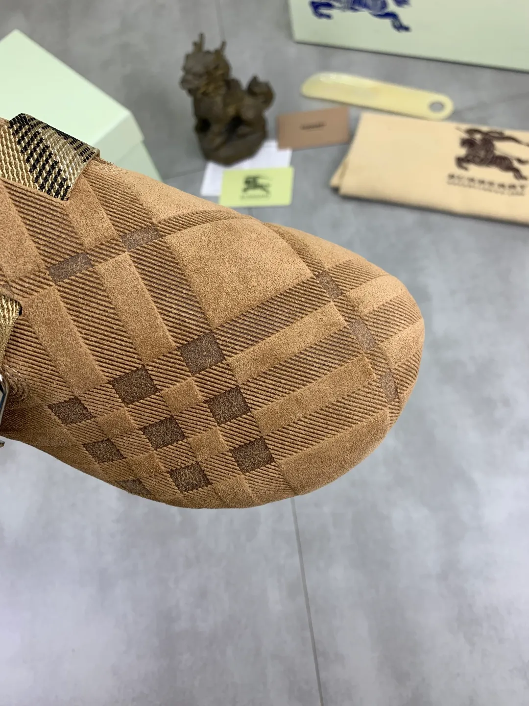 Men's Men's Shoes 💰P620 💰【New Style】Top Version 🆘【Burberry】New Burberry Slippers are on the market with perfect workmanship! 🔥Perfect shape and top quality🙈Non-slip and wear-resistant high-end rubber outsole👣Versatile and comfortable shoes, standard size: 39-45 (38 46 customized) 5️⃣colors available Top-quality packaging